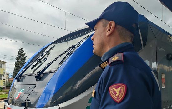 Molestie sessuali sui treni regionali: fermato un 19enne a Santa Maria Novella. Era l'incubo delle giovani viaggiatrici