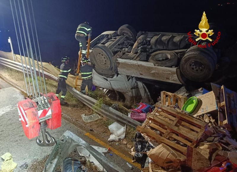 Incidente sulla Siena-Grosseto, camion si ribalta: 59enne trasportato alle Scotte