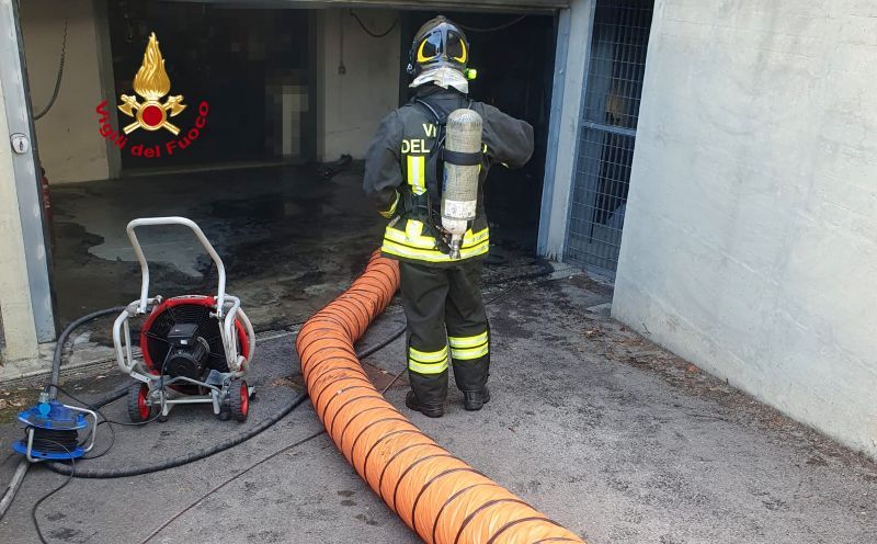 Incendio in un garage a San Casciano, auto distrutta: fumo e danni all'edificio