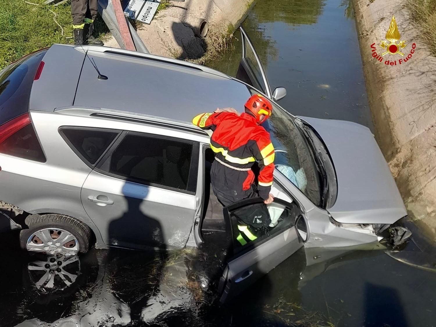  Auto si ribalta in un canale: ferito il conducente