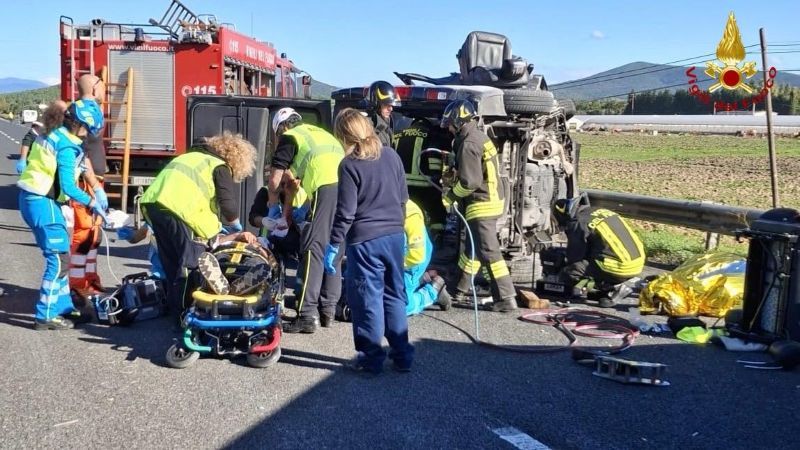 Tragico incidente sulla SS1 Aurelia: tre morti e cinque feriti nello scontro tra furgone e bus turistico