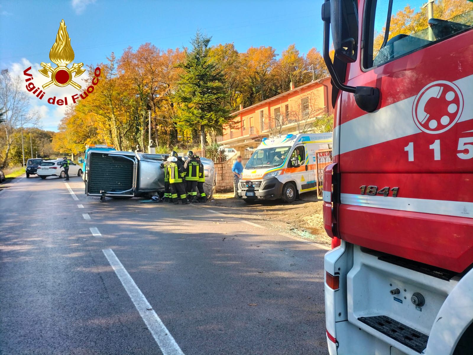 Incidente a Rapolano Terme: auto si ribalta sulla SP 64, conducente estratto dai Vigili del Fuoco