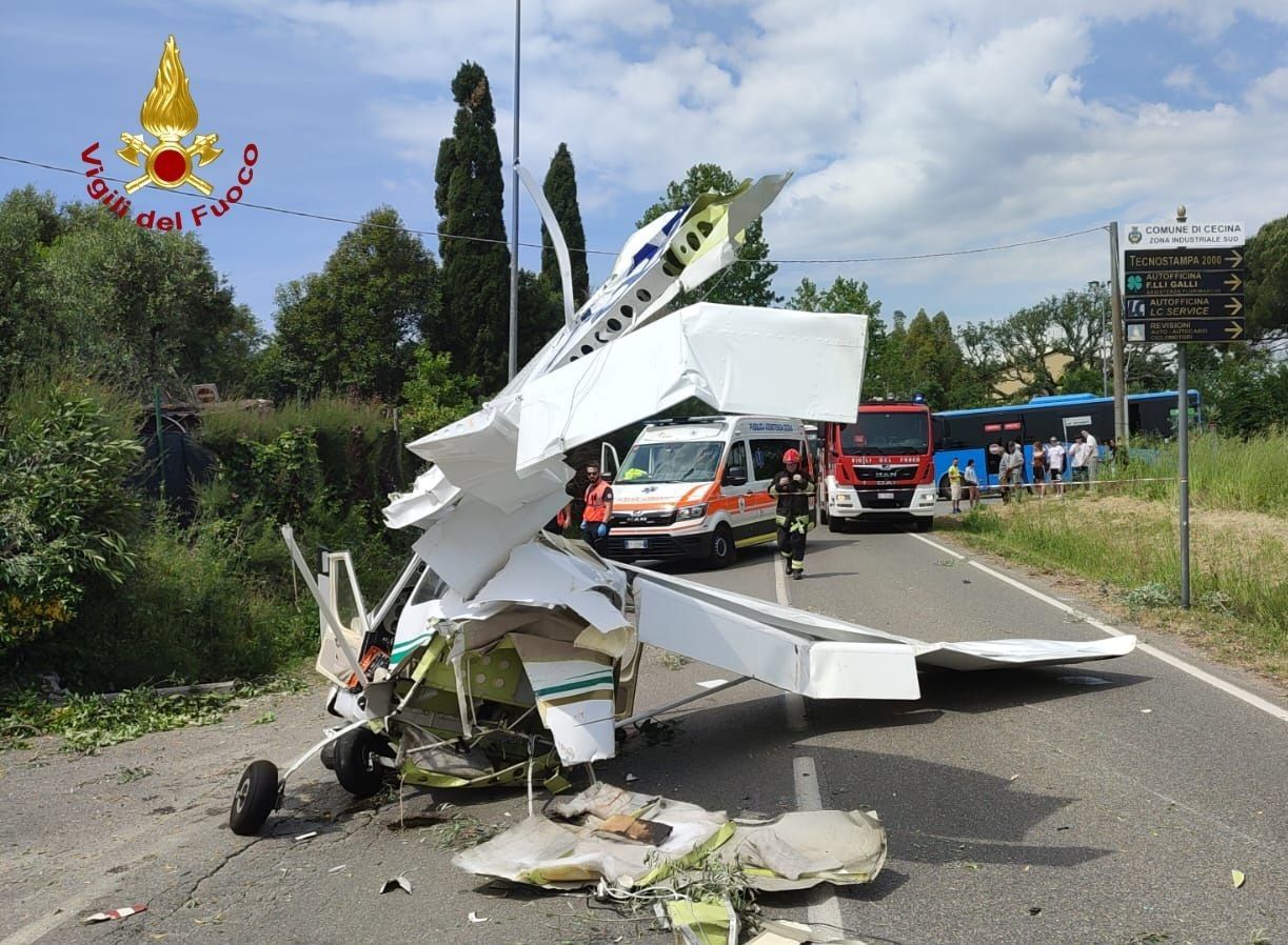 Cecina, ultraleggero atterra in via Aurelia: coinvolti cavi e un'auto
