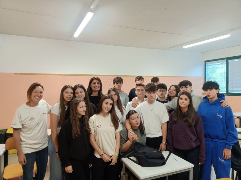 Scuola sulla Via: consegnate le magliette al Don Bosco, oggi parte il cammino sulla Francigena