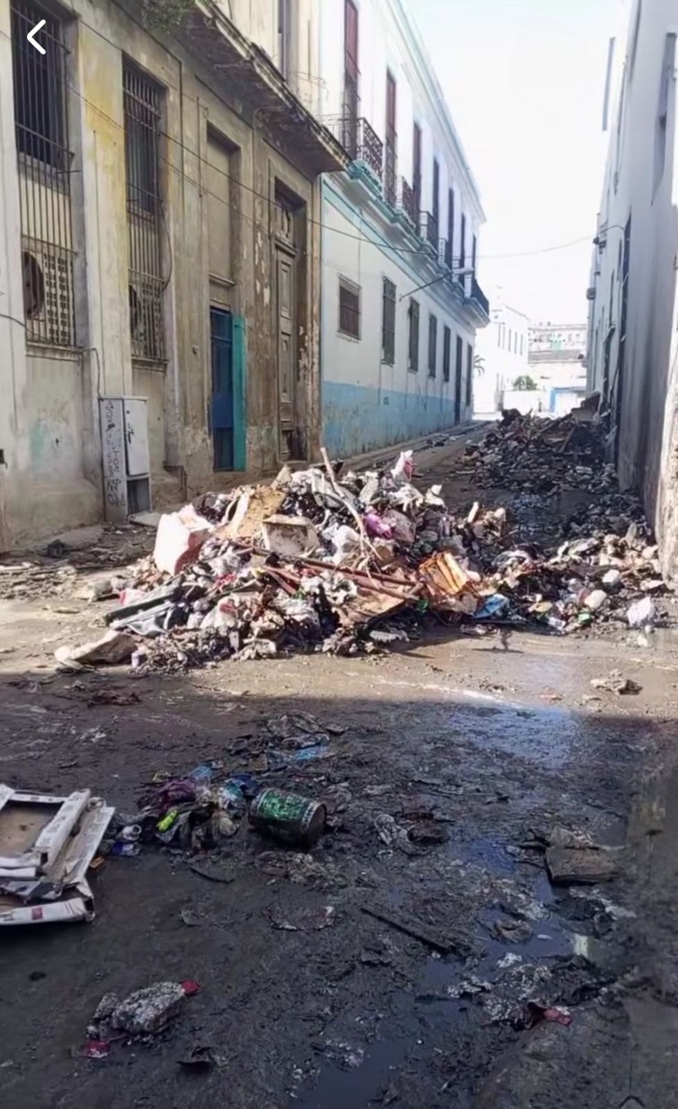 Sale, ruggine e polvere che pensa: il volto nascosto di Cuba