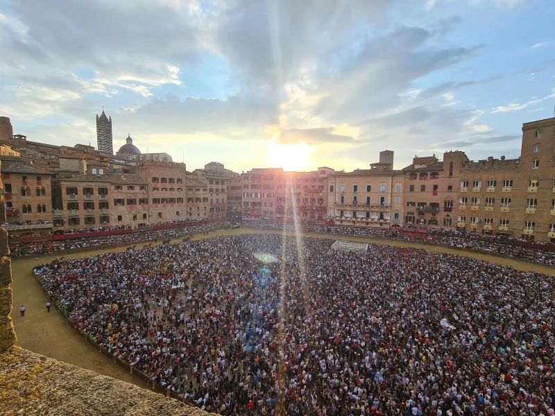 Palio di Siena: Ismaele Nones e Teodora Axente firmeranno i Drappelloni del 2026