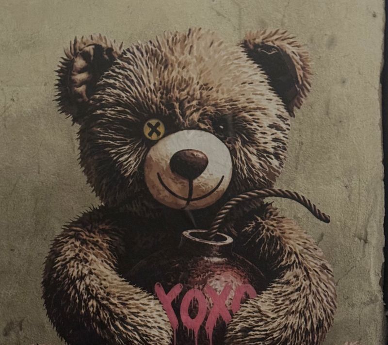 L&rsquo;orsacchiotto con la bomba: a Siena la street art di Noone interroga la nostra indifferenza
