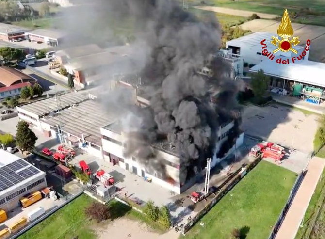 Maxi incendio a Signa: fiamme in ex azienda di metalli