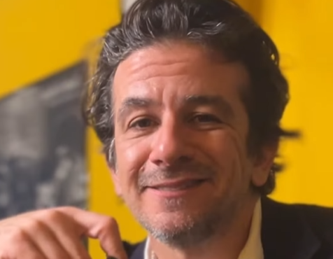 Francesco Mandelli al Teatro Boccaccio: intervista sullo spettacolo tratto dal successo Netflix