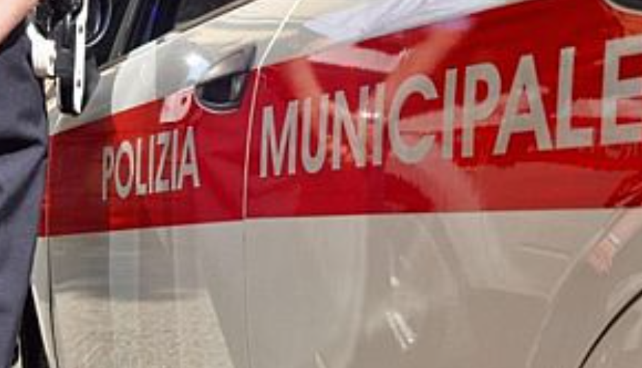 Poggibonsi, follia in pieno centro: scoppia la rissa, poi l'aggressione agli agenti