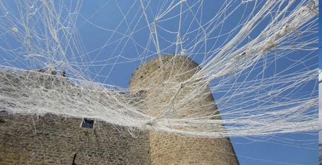 Castelli di Pace: l&rsquo;incanto della Rocca di Staggia tra fili di memoria e ponti di luce