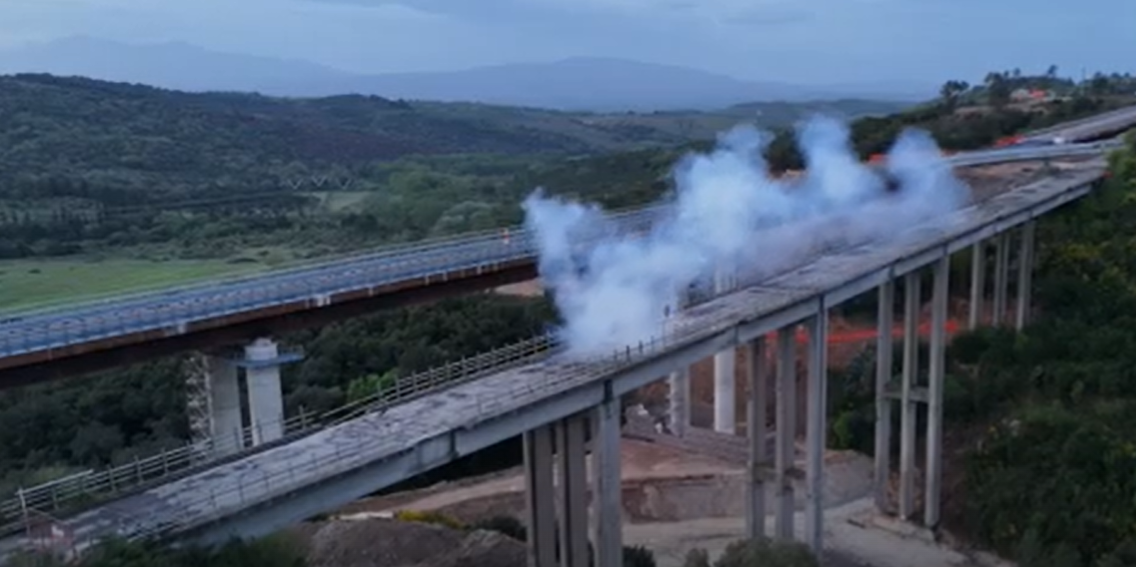Grosseto-Siena, gi&ugrave; in pochi secondi il viadotto &ldquo;La Coscia&rdquo;: demolizione con esplosivo sulla Statale 223- VIDEO