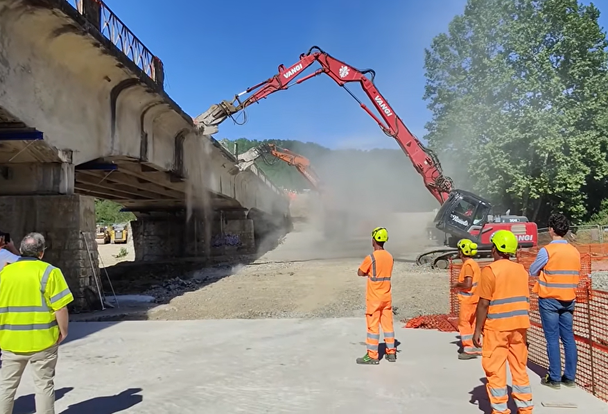 Al via la demolizione del ponte sul fiume Pesa, scatta la fase decisiva per la nuova opera strategica - Video