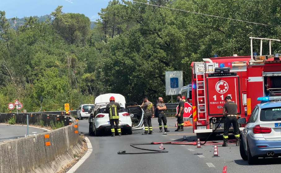 Incidente sulla Firenze-Siena: auto in fiamme, raccordo chiuso a San Casciano