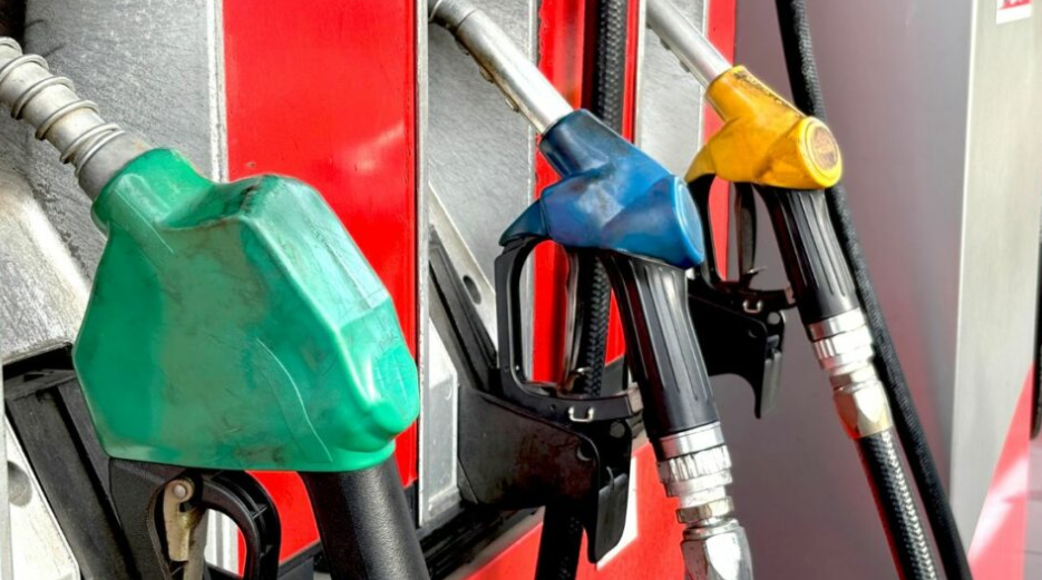 Caro carburanti, Giorgetti: &ldquo;Sconto di 17 centesimi sul gasolio fino al 6 agosto&rdquo;