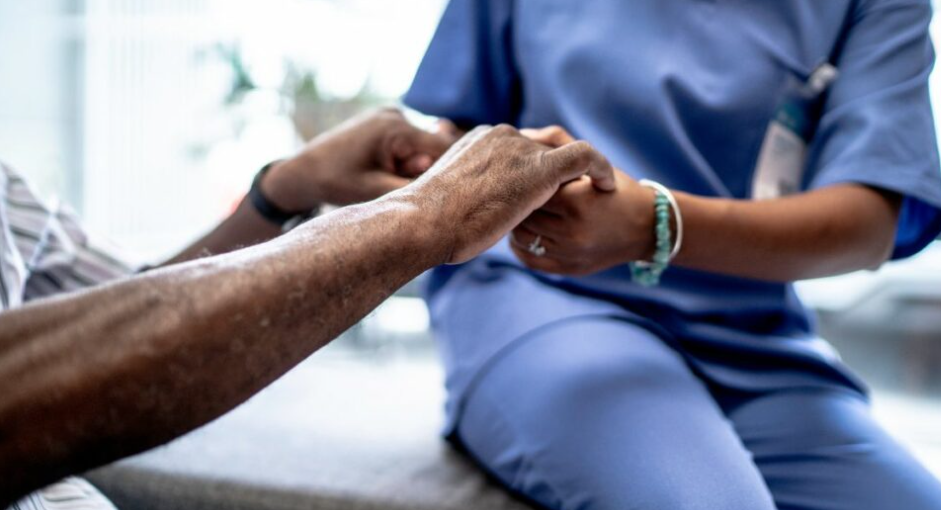 Firmato il contratto Sanit&agrave;: a infermieri e ostetriche 240 euro in pi&ugrave; al mese