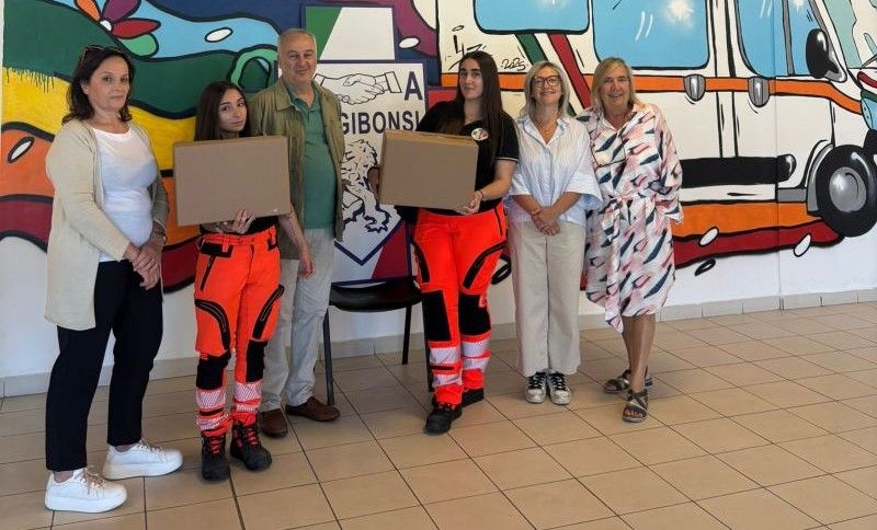 "Insieme, costruiamo comunità": la Pubblica Assistenza di Poggibonsi distribuisce materiale scolastico
