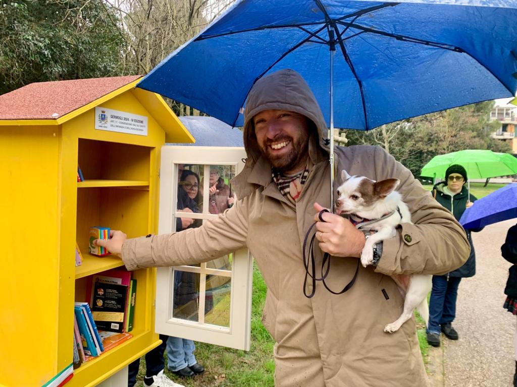 Una 'sosta culturale' al parco Mariambini: ecco due nuove panchine e due ‘free libraries’