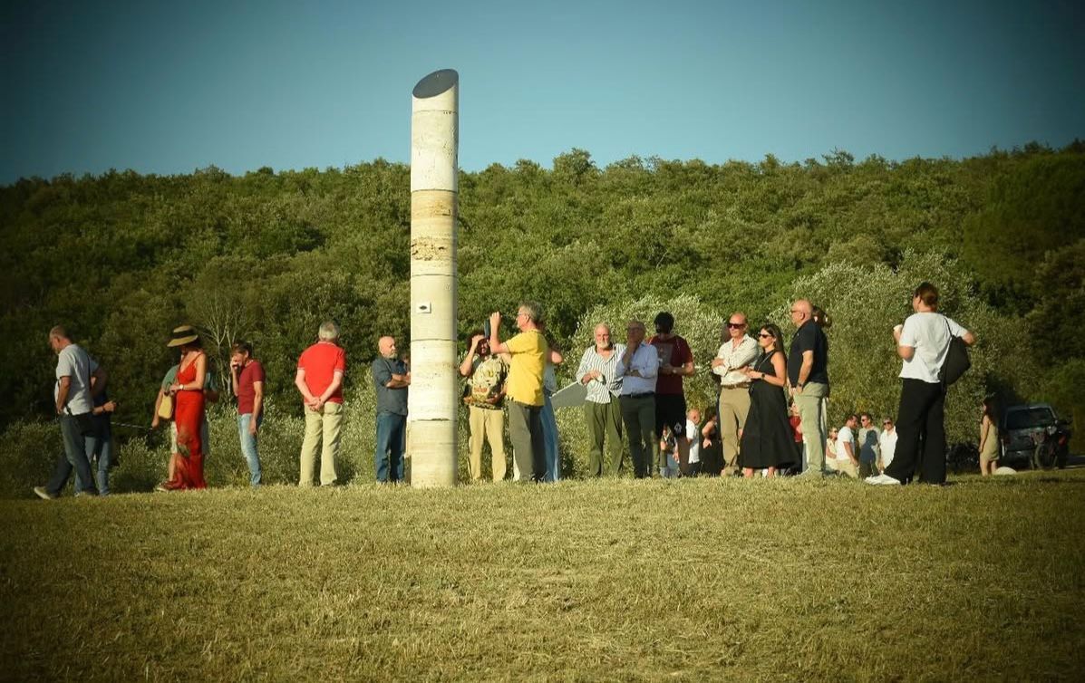 Rapolano Terme: inaugurata la &ldquo;Colonna dello sguardo&rdquo;, nuova opera in travertino di Jean-Paul Philippe nelle Crete senesi