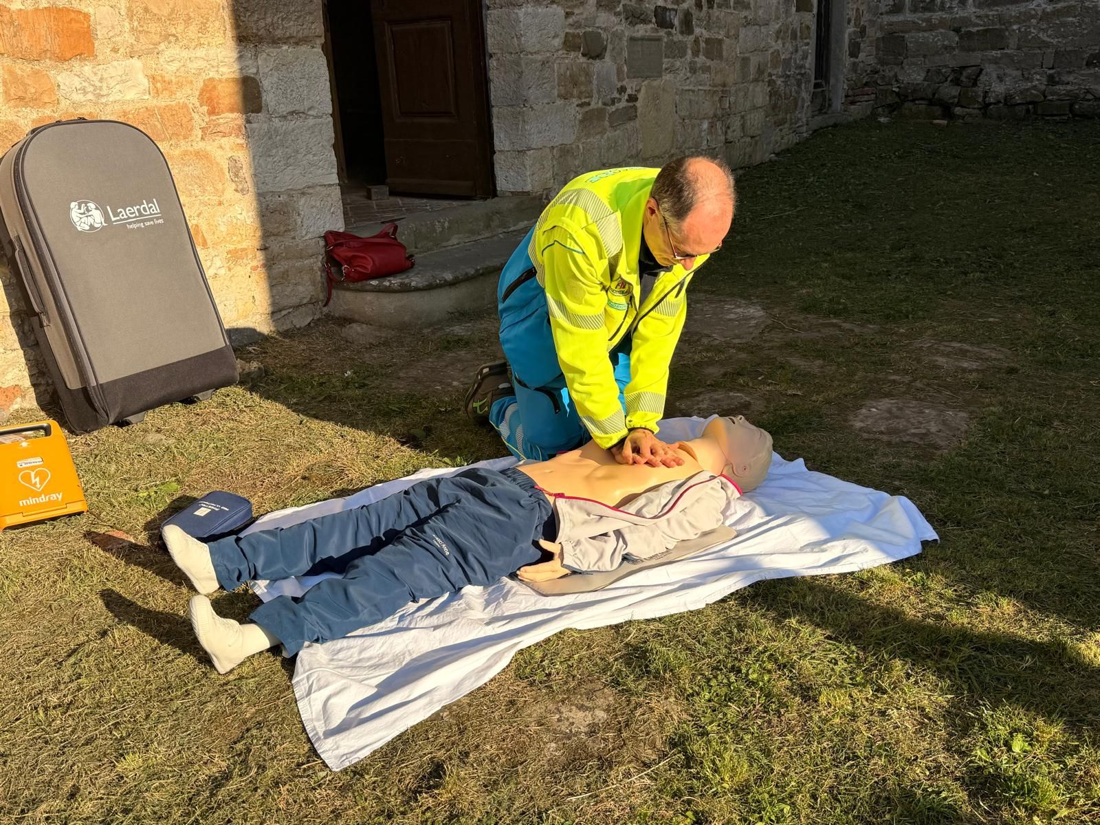 Un defibrillatore per la comunità di Badia a Passignano. Cittadini al centro della rete di apparecchi salvavita