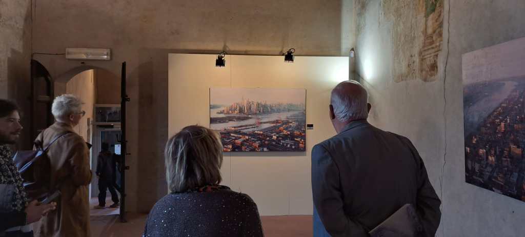 <strong>“Immaginare la realtà”, le città poetiche ed evocative di Claudio Cionini in mostra a Certaldo</strong>