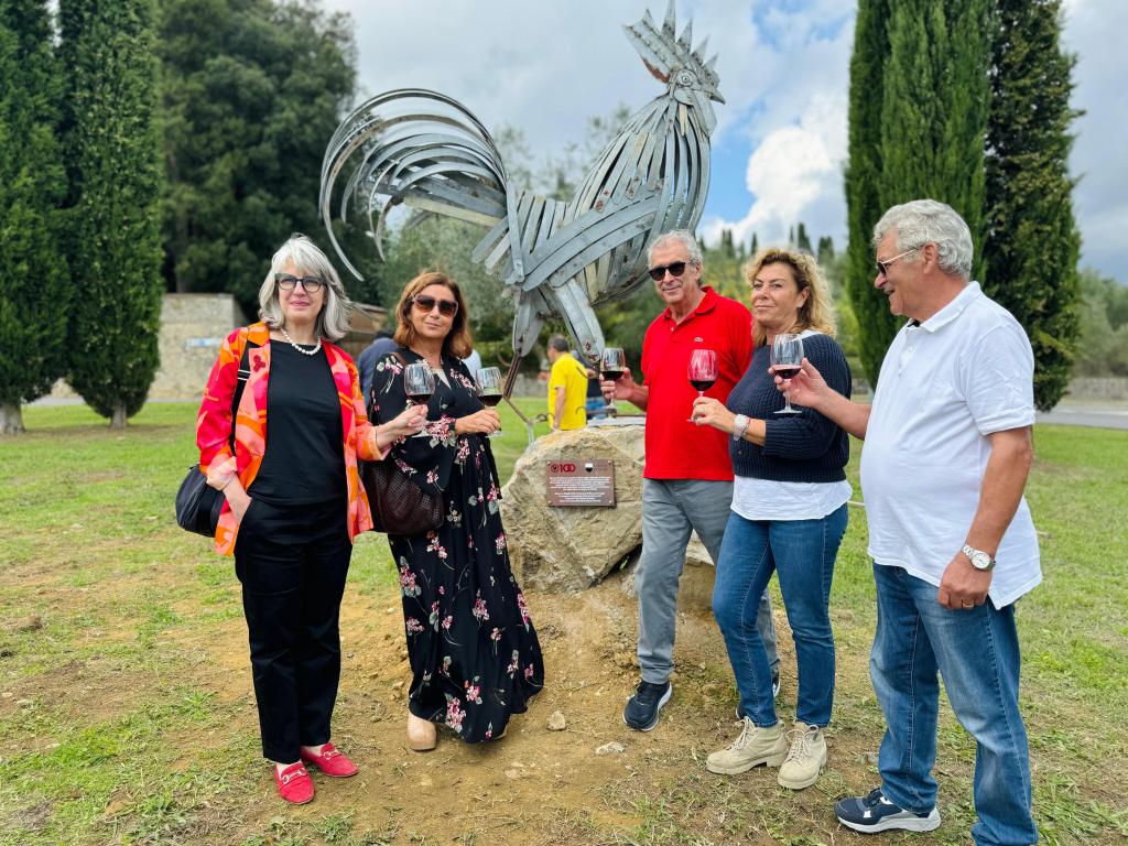 L’opera “Il Gallo dei 100 anni” collocata nella rotonda di Montarioso