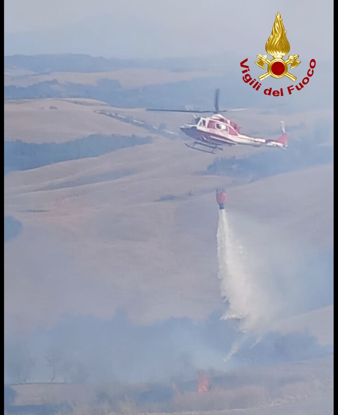 Bosco in fiamme ad Asciano. Ma è giornata di fuoco per la Toscana con tre incendi