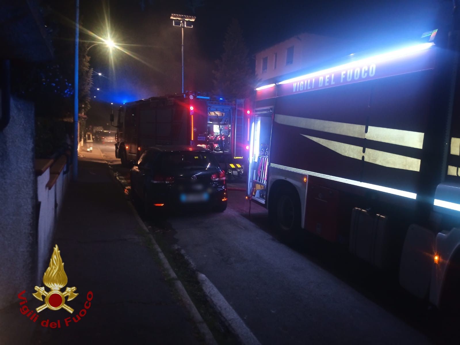 Notte di incendi a Prato: in fiamme 3 auto e due campi di sterpaglie