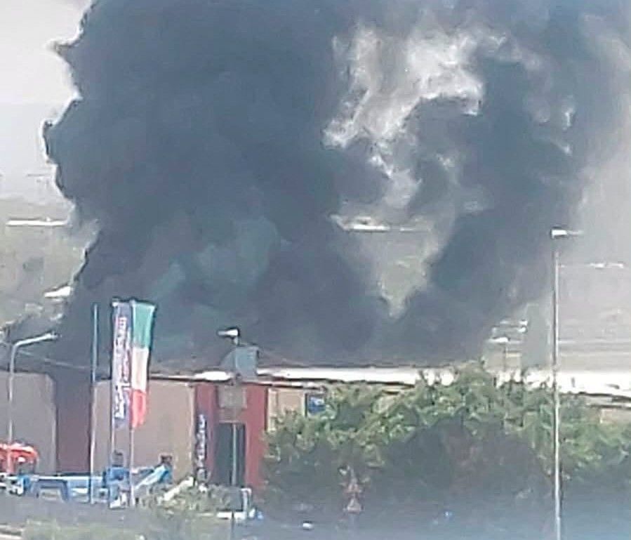 Maxi incendio in un'azienda tessile a Campi Bisenzio: decine di vigili del fuoco al lavoro, il Comune invita i cittadini a chiudere le finestre