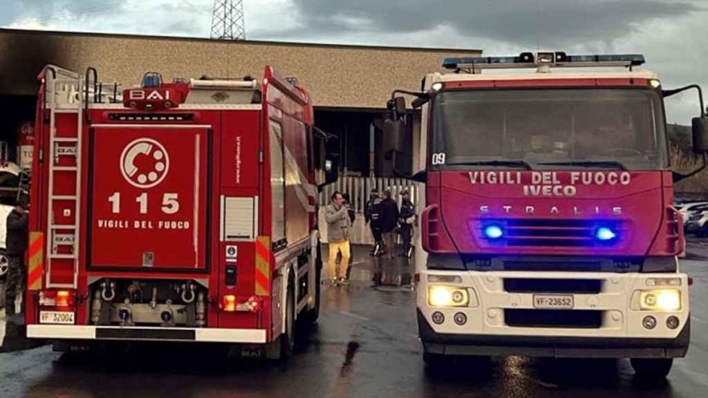 Fuoco nel cantiere dei carri del Carnevale di Follonica