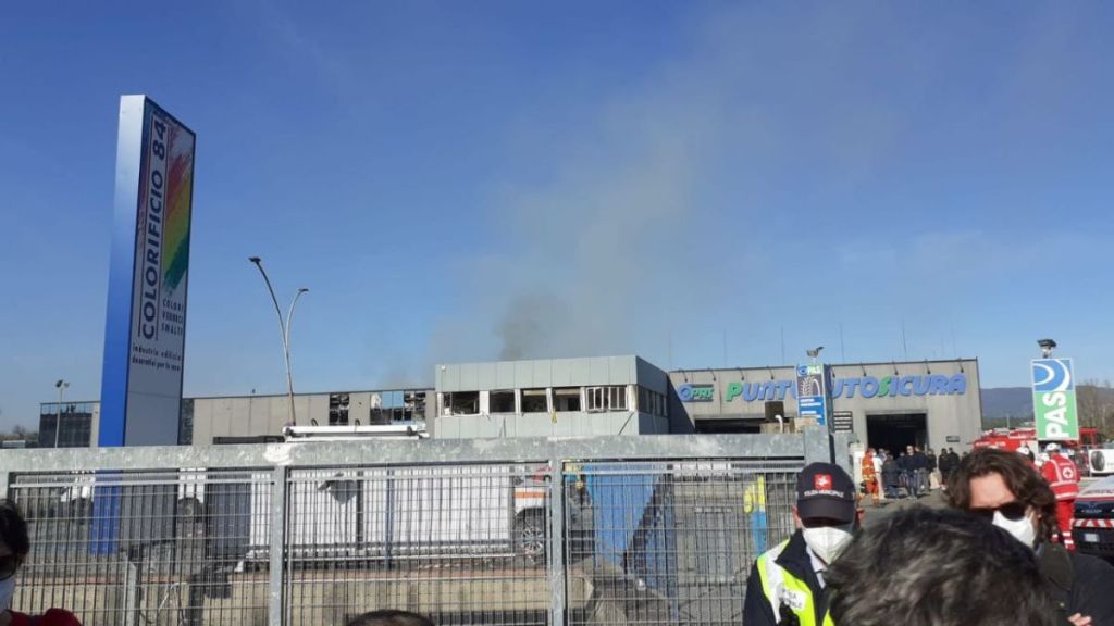 Incendio di Empoli: non ci sono rischi per persone e ambiente. 8 gli  intossicati