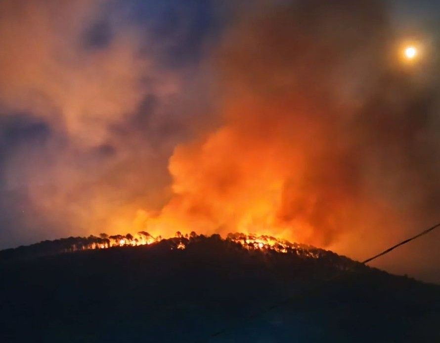Incendio sul monte Faeta, notte di fuoco nel pisano: evacuate 3.500 persone