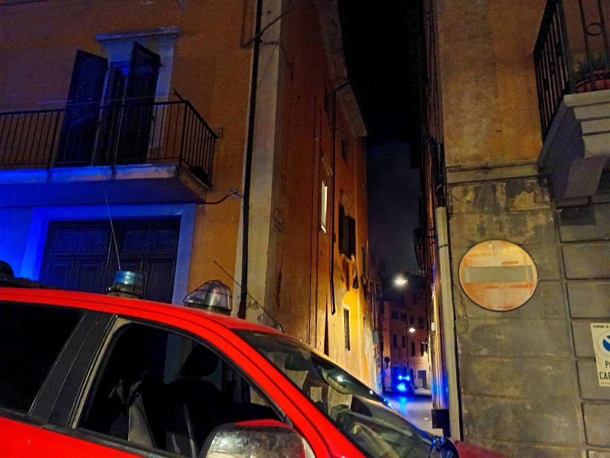 Paura nella notte a Poggibonsi: fiamme in un appartamento in piazza Frilli