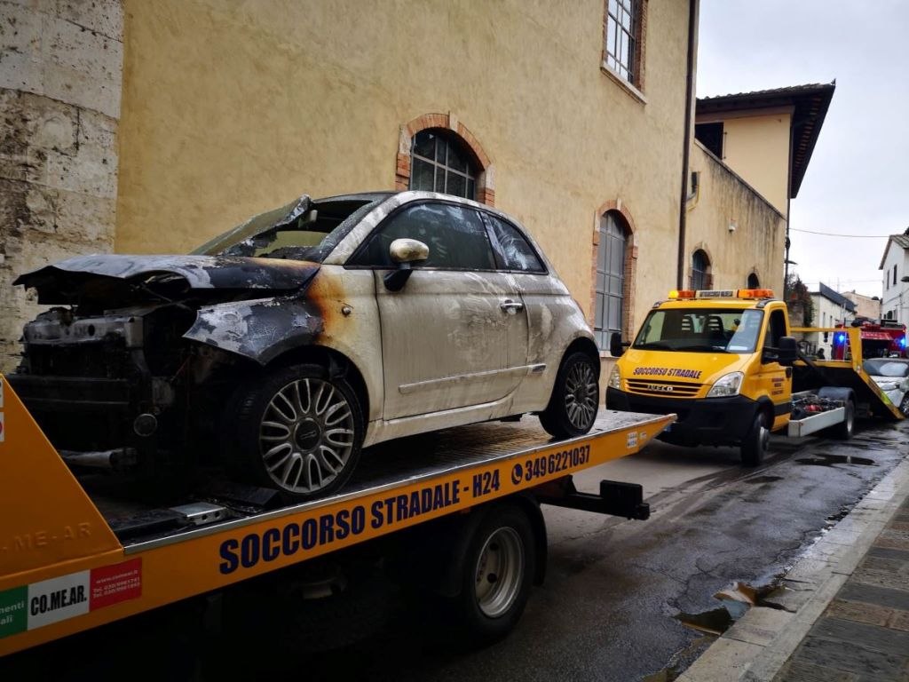 Incendio in un garage a Colle, auto distrutta