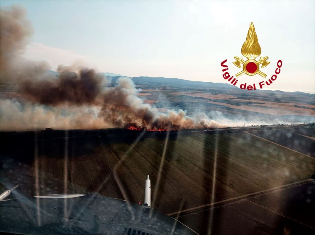 Abitazioni in pericolo e Aurelia chiusa per un vasto incendio di sterpaglie +++ aggiornamento+++