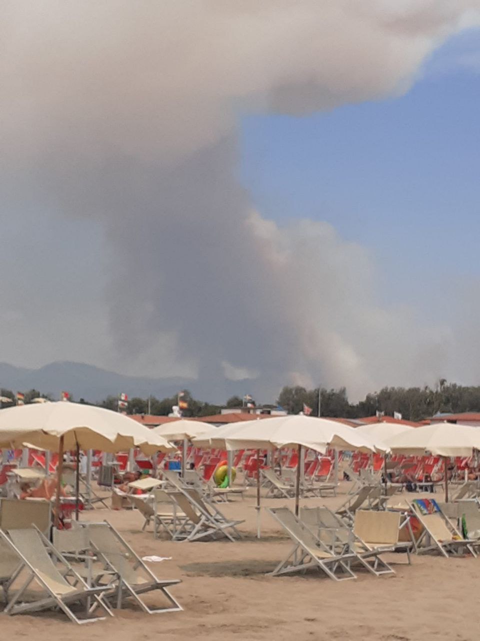 +++ AGGIORNAMENTO+++ EVACUATE le frazioni di Fibbialla e Gualdo e 100 persone. 3 case in fiamme, 400 ettari bruciati: si aggravano i danni dell'incendio in Versilia (video)