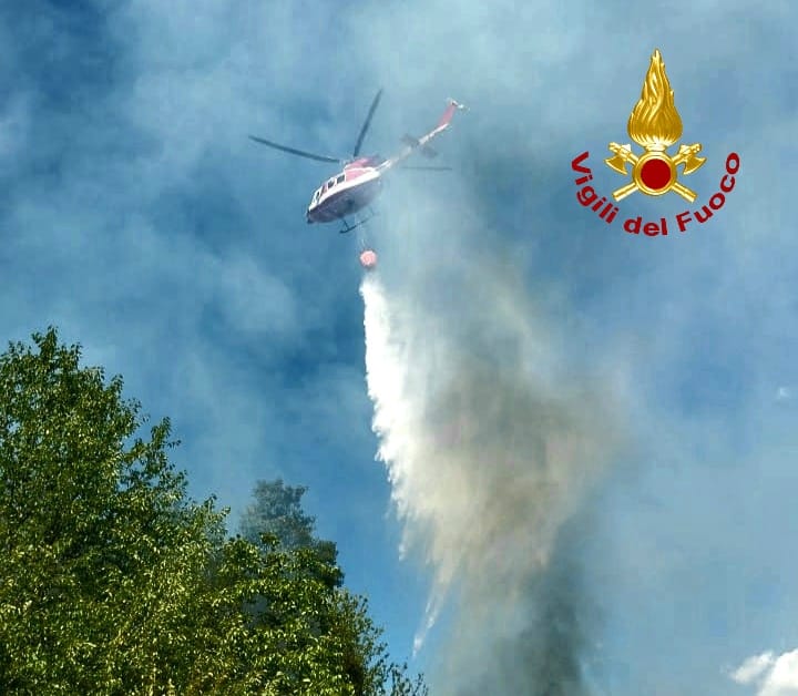In A1 a fuoco mezzo pesante: poi l'incendio minaccia le case. Impegnati aerei ed elicotteri