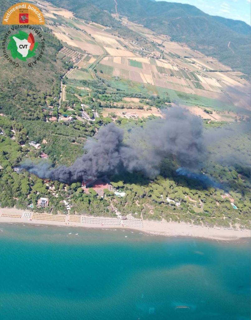 Oltre 600 persone evacuate per l'incendio a Castiglion della Pescaia