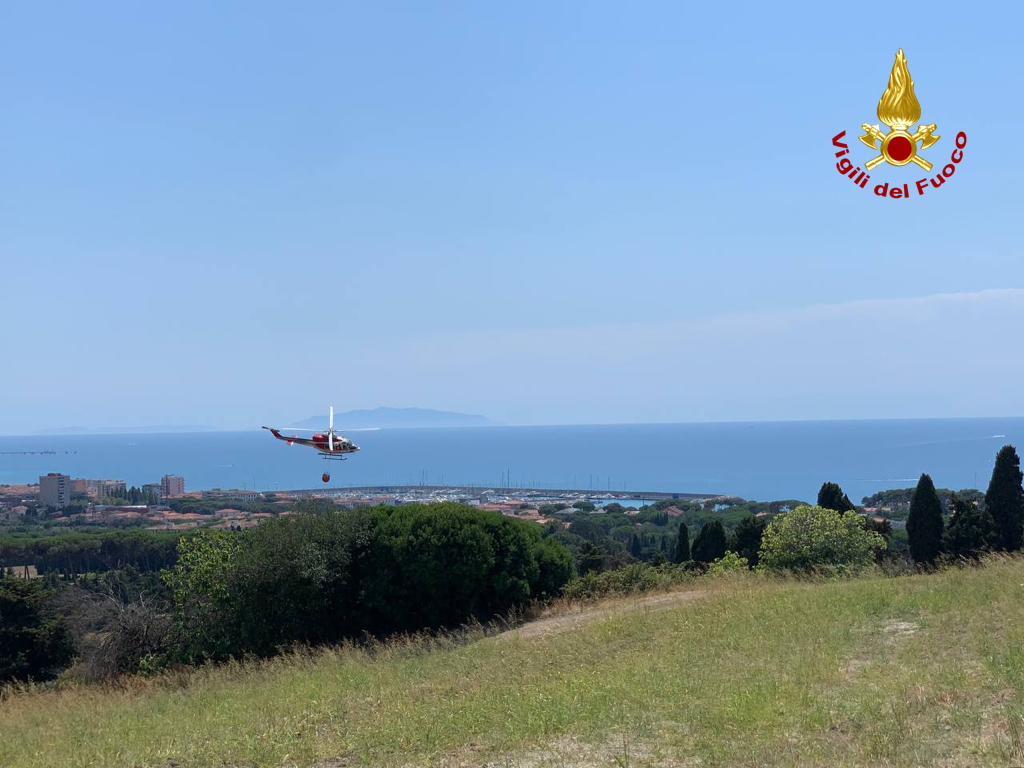 Maremma in fiamme, 2 incendi nei boschi a Manciano (Gr) e Rosignano (Li). Abitazioni a rischio (video)