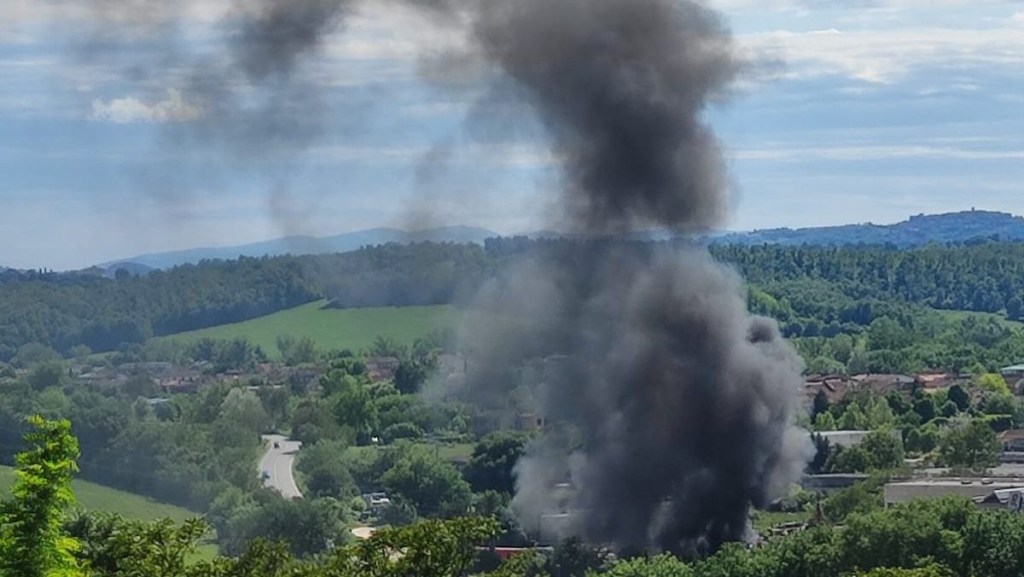 Incendio nella zona di San Marziale: colonna di fumo preoccupa gli abitanti