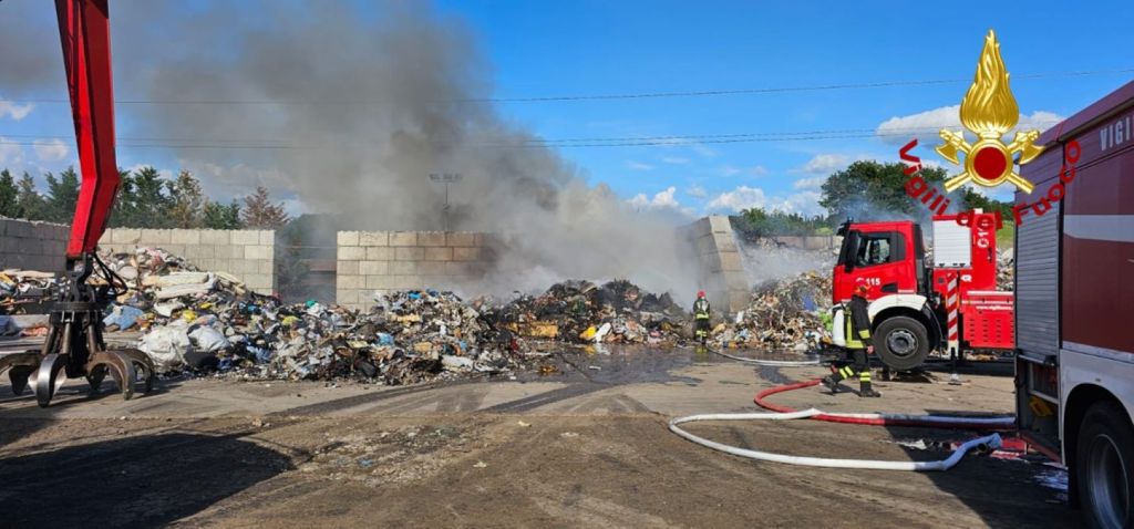 Spento l'incendio presso Rugi, situazione sotto controllo