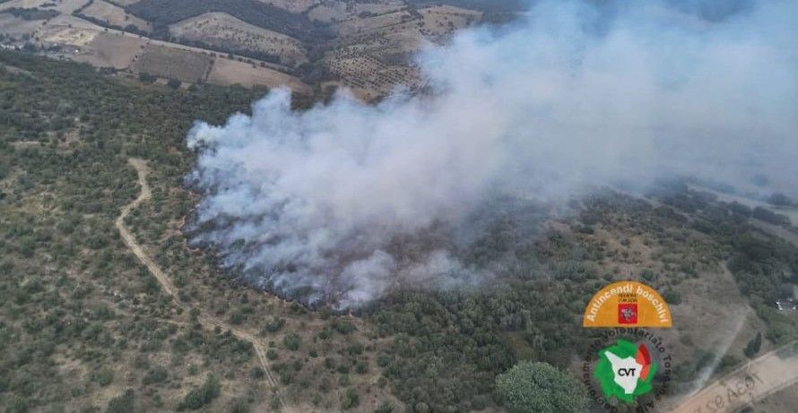 Fiamme a Sarteano e Campagnatico, difficoltà per il vento
