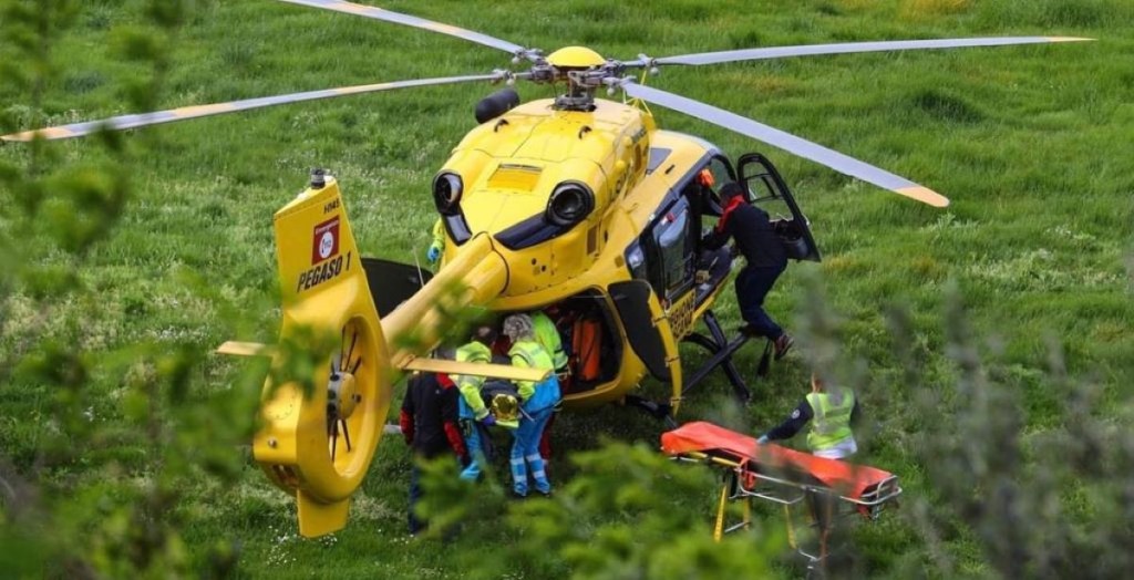 Si ribalta pullman con 25 cinesi: un  morto, A1 chiusa, caos tra Monte San Savino e Arezzo