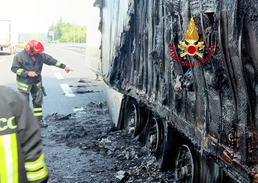Mezzo pesante in fiamme sulla A1, circolazione bloccata