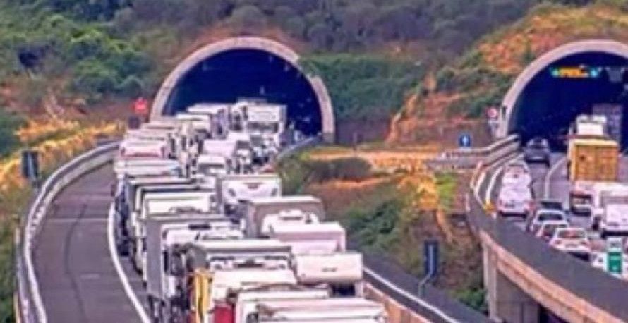 Camion in fiamme sulla A1: strada chiusa