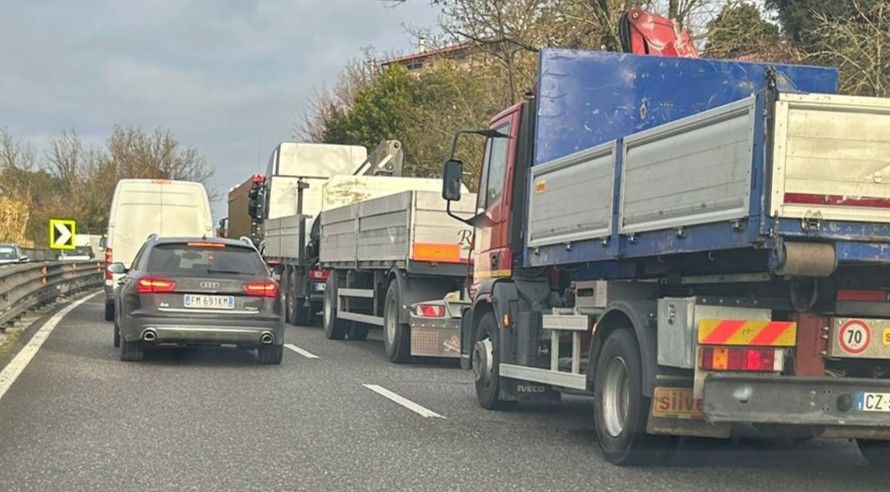 Incidente tra mezzi pesanti sulla Siena Firenze: &egrave; luned&igrave; nero con tre scontri tra Autopalio e A1. Traffico in tilt