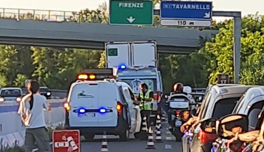 Incidente sulla Firenze-Siena: auto in fiamme, raccordo chiuso a San Casciano in Chianti