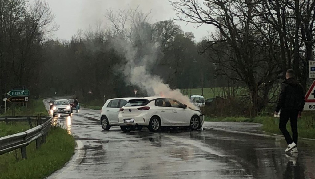 Auto a fuoco dopo l'incidente all'ingresso della superstrada a Fontana