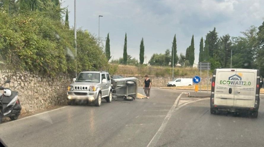 Paura alla rotonda del Braccio: si ribalta il carrello di un SUV carico di legname