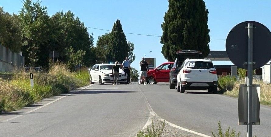 Scontro tra due auto alla rotatoria di Belvedere a Colle